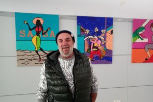 Francisco Paz junto a algunas de sus obras expuestas.