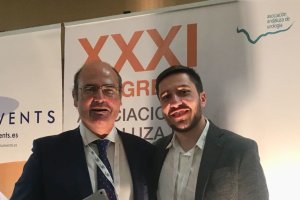 Profesionales del Hospital de Poniente recogiendo el premio en el Congreso andaluz de Urología.