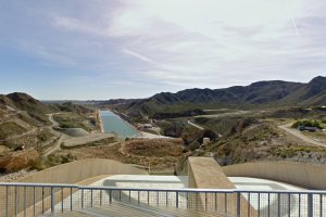 El canal de remo y, al fondo, las cumbres de  Sierra Almagro