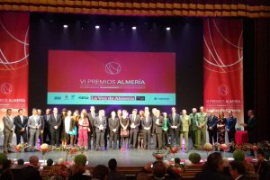 Foto de familia de los homenajeados en los VI Premios Almería.
