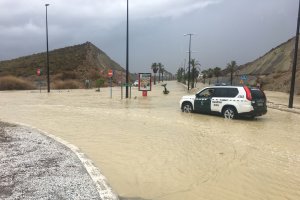 Aspecto de la avenida El Salar tras unas lluvias recientes.