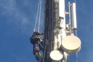 Imagen del momento del rescate del operario cedida por Bomberos del Levante.