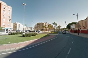 La Avenida de Las Marinas separa el barrio del mismo nombre de la Urbanización, donde ocurrió la agresión sexual.