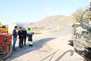 El alcalde, Francisco Góngora, supervisando los trabajos de mejora de esta vía junto a Manuel Gómez Galera.
