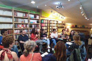 Cafés Feministas suele organizar sus actividades en espacios como ‘LaOficina’ o ‘Kutre Pub’.