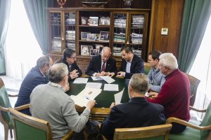Momento de la firma de las ayudas del PFEA entre el presidente de Diputación y los cinco alcaldes.