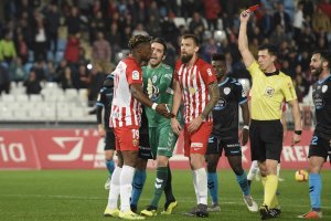 Soto Grado manda a la calle a Sekou con roja directa.