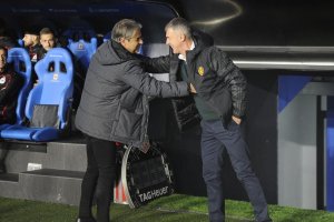 Natxo González y Lucas Alcaraz se saludan en los banquillos de Riazor.