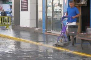 El empleo de una hidrolimpiadora permite eliminar manchas y restos de chicles.