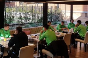 La expedición del Almería B, este lunes desayunando en el hotel que le proporcionaron en Barajas.