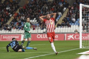 Rioja se desespera en una jugada del partido ante el Lugo.