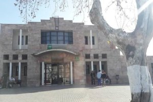 Fachada del centro de salud de Berja.