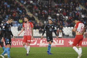 Más trabajo dio en el área rival el central Saveljich que Álvaro Giménez.