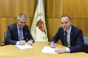 Lucas Alcaraz firmando contrato con Cristian Lapetra en el Real Zaragoza.