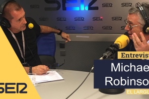 Manu Carreño entrevista en El Larguero a Michael Robinson.