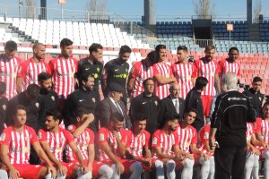 La plantilla se prepara para la foto.