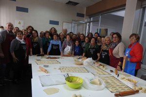 Foto de familia del alcalde con participantes.