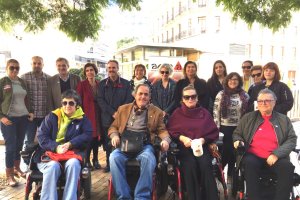 Voluntarios y Junta Directiva de Aema posan junto a Ángel Escobar, Alfredo Valdivia, Laura Negrillo y Rafaela Abad.