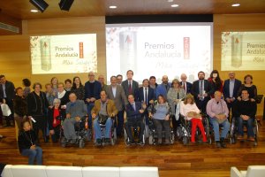 Reperesentantes institucionales junto a galardonados y distintas asociaciones.