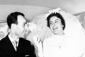 Ginés Parra y Lola Córdoba se dieron su primer beso en su boda tras ocho años juntos.