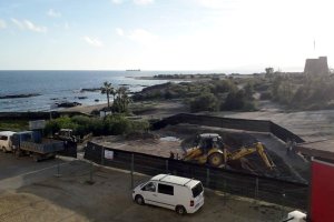 La maquina excavadora empezó ayer a  horadar en la parcela que quedó excluida de zona BIC por un error en el Supremo.