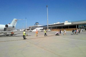 Almerienses cogiendo un avión para irse de vacaciones