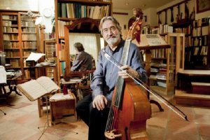 El músico interpreta la viola de gamba.