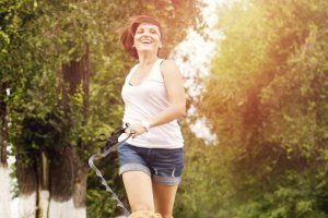 Enseñar al perro a caminar con correa es muy importante.