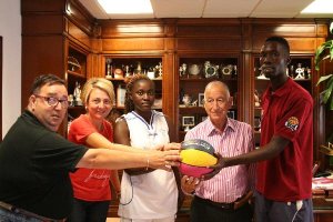 Rosa y Bacary, dos de los botadores, con el alcalde.