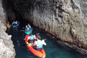 Una de las excursiones de Happykayak.com a Cala Higuera.