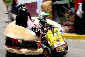 Vehículo participante la Carrera de Autos locos 2012 de la Villa de Canjáyartyle>.apqj{pos