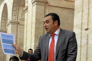 El parlamentario José Cara en el parlamento.x,a