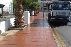 Camión de baldeo por las calles del municipio.