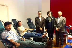 Alfredo Valdivia, Encarni Molina y Aref Laarej junto a los donantes.