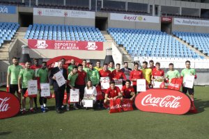 Foto de familia en el Mediterráneo con los calendarios.