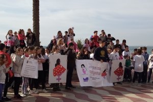 Los alumnos y los profesores concentrados en el Paseo Marítimo de la capital.