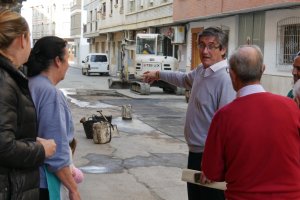 Manuel Cortés visitando las obras en marcha.