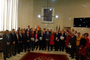 Una treintena de funcionarios reciben el Escudo de Oro del Ayuntamiento tras su jubilación.