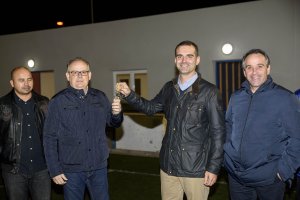 El alcalde entrega las llaves al presidente del club El Español de El Alquián, Ginés Belzunces.