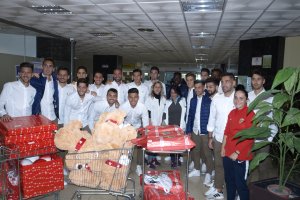 Foto de familia en el Hospital antes de repartir los regalos.