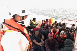 Imagen de archivo del rescate de ocupantes de una patera en Alborán