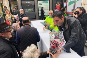 Juan José Alonso repartiendo los pascueros en Puerta de Purchena.