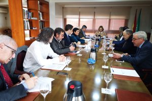 miembros del Consejo de Administración del Puerto reunido ayer.