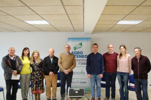 Foto  de familia con los ponentes y autoridades del Ayuntamiento de El Ejido.