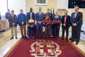 Los emisarios de los Reyes recogen sus credenciales y coronas.