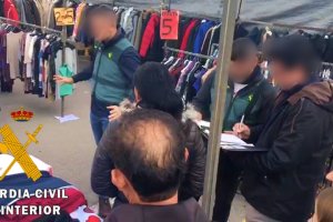 Las prendas se han incautado tras 15 inspecciones en el mercadillo de Roquetas.