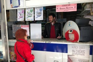 César Amado, del kiosco del Paseo de Almería, ha vendido un décimo del Gordo.
