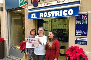 María del Mar Rodríguez regenta la administración de lotería más antigua de Almería.