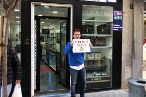 Imagen del establecimiento situado en la calle Juan Lirola que ha vendido el Gordo.