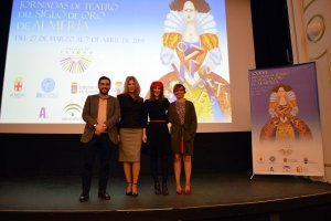 Noelia Iglesias, junto a representantes de las instituciones organizadoras del festival.